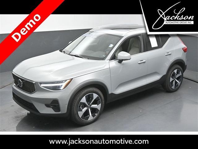 Photo of 2025 Metallic Volvo XC40