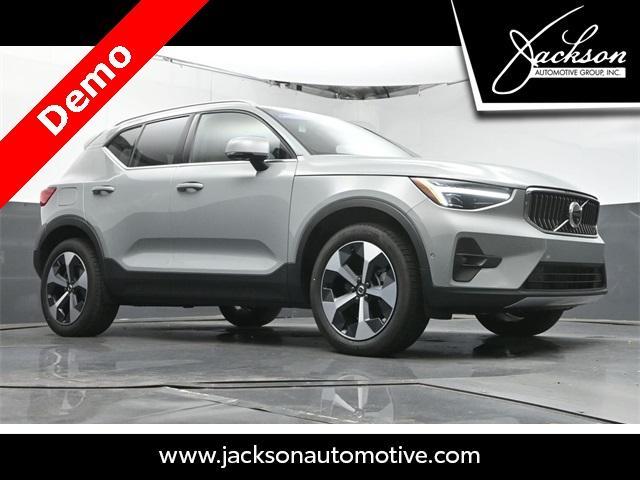 Photo of 2025 Metallic Volvo XC40