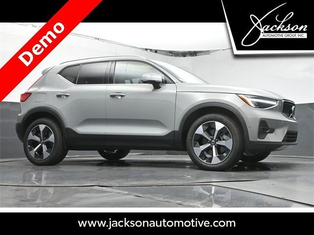 Photo of 2025 Metallic Volvo XC40
