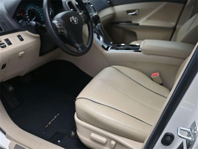 Photo of 2010 White Toyota Venza