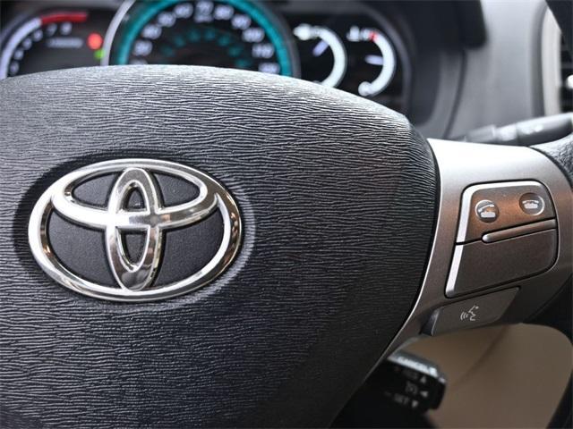 Photo of 2010 White Toyota Venza