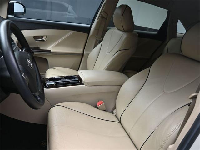Photo of 2010 White Toyota Venza
