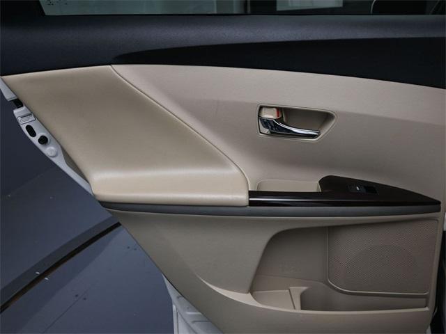 Photo of 2010 White Toyota Venza