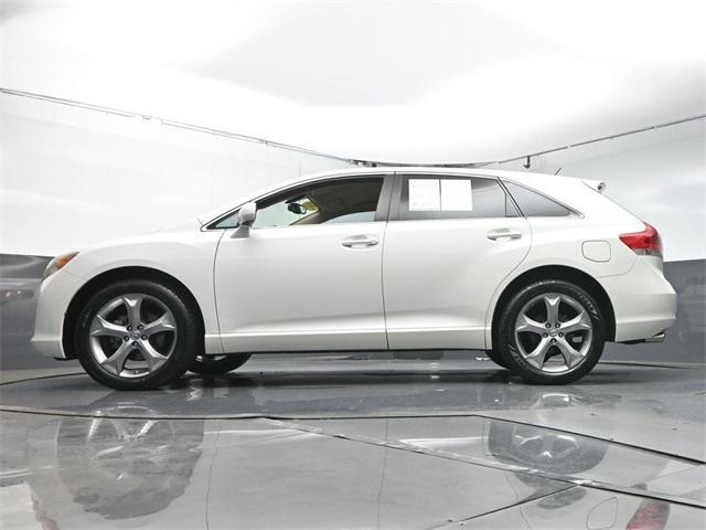 Photo of 2010 White Toyota Venza