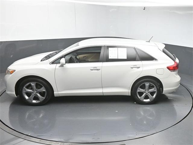 Photo of 2010 White Toyota Venza