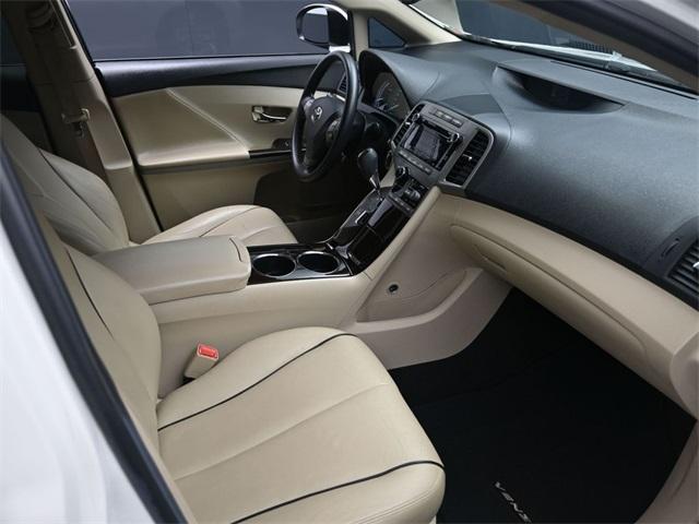Photo of 2010 White Toyota Venza