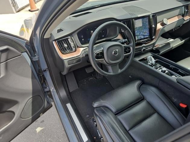 Photo of 2023 Gray Volvo XC60