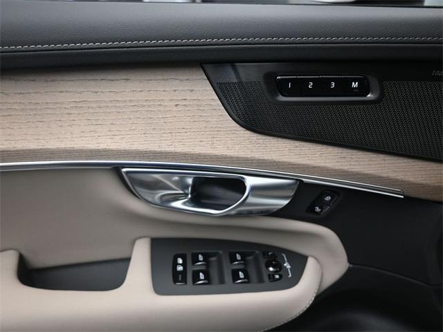 Photo of 2026 Crystal White Volvo XC90