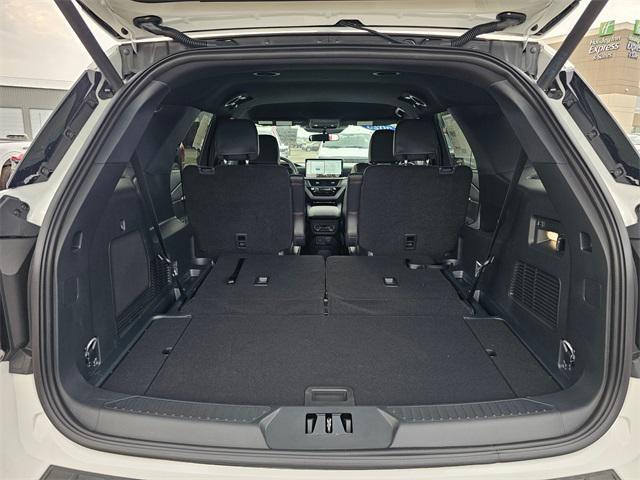 Photo of 2025 Star White Metallic Tri-Coat Ford Explorer
