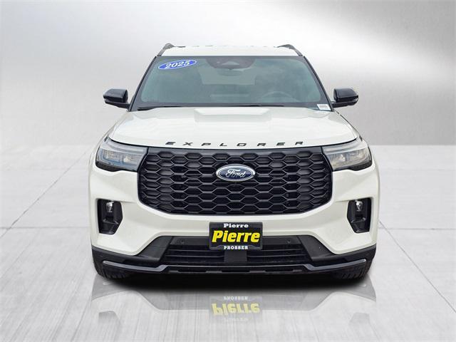 Photo of 2025 Star White Metallic Tri-Coat Ford Explorer