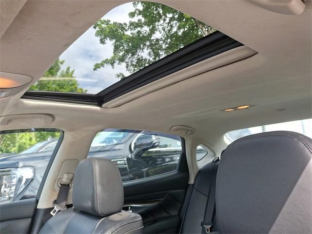 Photo of 2016 Liquid Platinum INFINITI Q70L