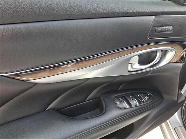 Photo of 2016 Liquid Platinum INFINITI Q70L