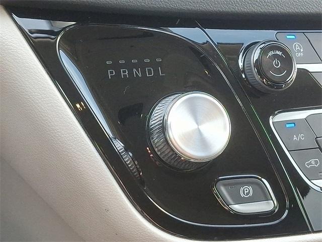 Photo of 2023 Brilliant Black Crystal Pearlcoat Chrysler Pacifica