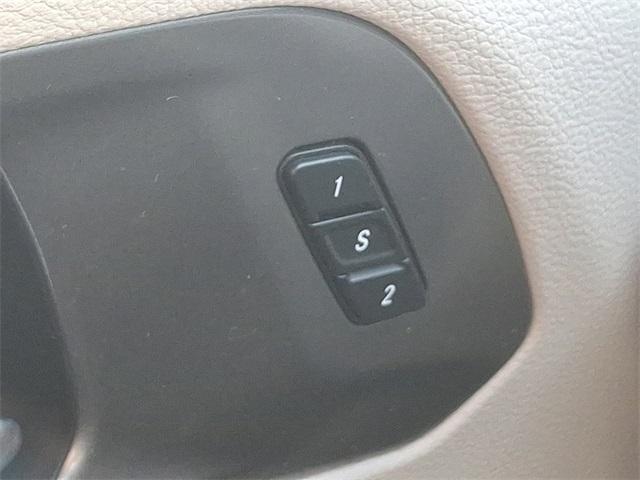 Photo of 2023 Brilliant Black Crystal Pearlcoat Chrysler Pacifica
