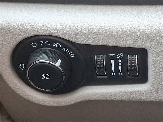 Photo of 2023 Brilliant Black Crystal Pearlcoat Chrysler Pacifica