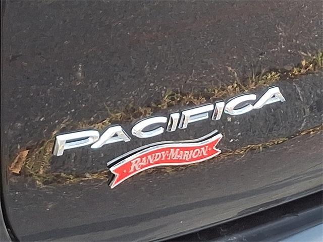 Photo of 2023 Brilliant Black Crystal Pearlcoat Chrysler Pacifica