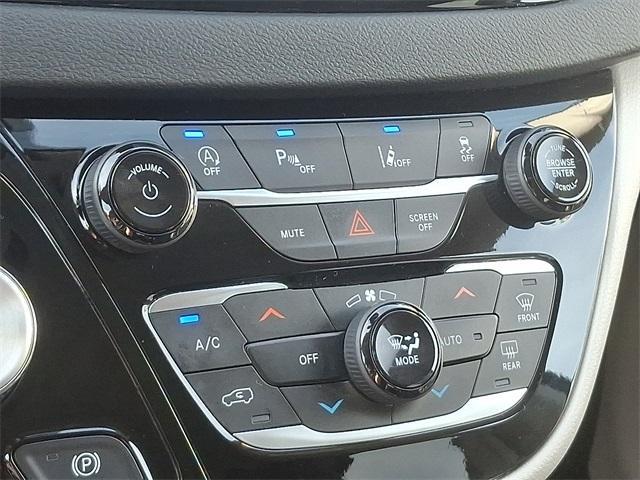 Photo of 2023 Brilliant Black Crystal Pearlcoat Chrysler Pacifica