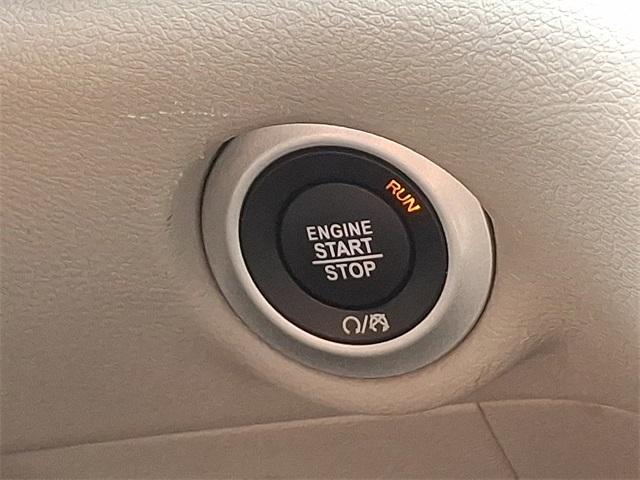 Photo of 2023 Brilliant Black Crystal Pearlcoat Chrysler Pacifica