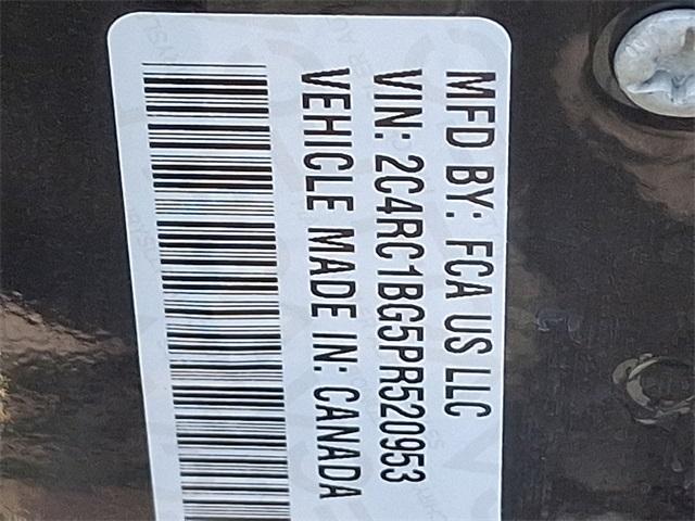 Photo of 2023 Brilliant Black Crystal Pearlcoat Chrysler Pacifica