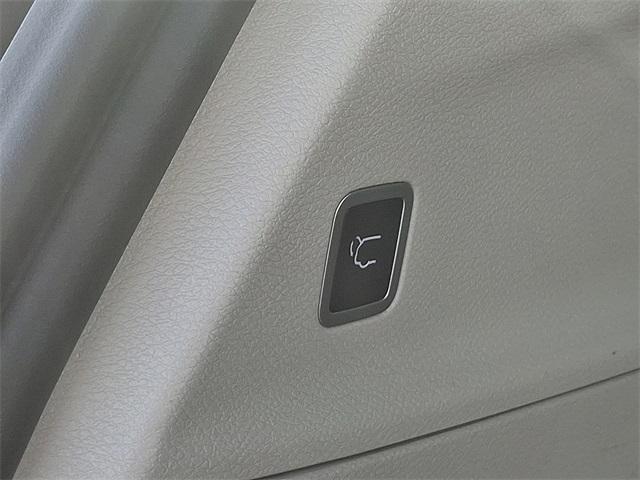 Photo of 2023 Brilliant Black Crystal Pearlcoat Chrysler Pacifica