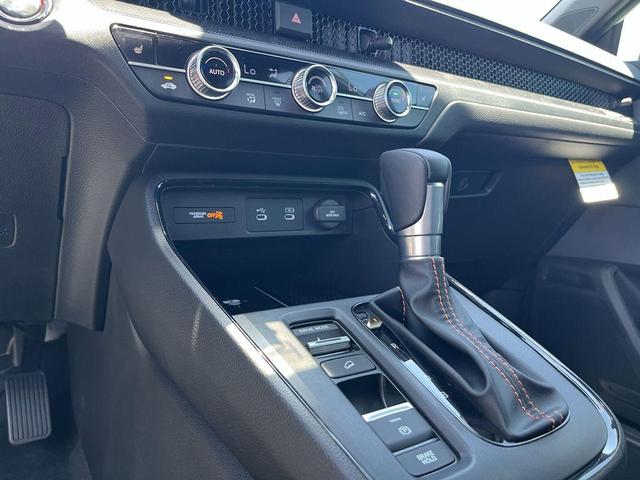 Photo of 2026 Platinum White Pearl Honda CR-V Hybrid