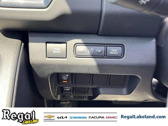 Photo of 2022 Glacier White Nissan Frontier