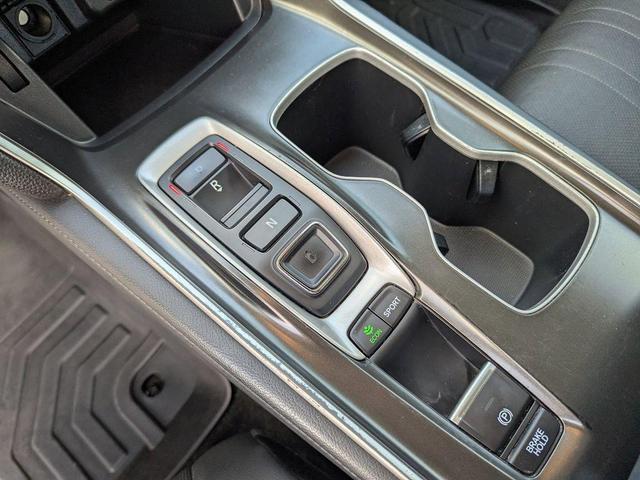 Photo of 2018 Lunar Silver Metallic Honda Accord