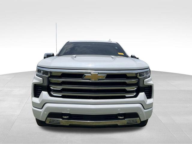 Photo of 2023 Iridescent Pearl Tricoat Chevrolet Silverado 1500