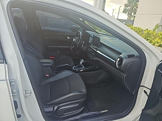 Photo of 2021 Clear White Kia Forte