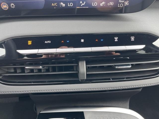 Photo of 2025 Summit White Buick Enclave