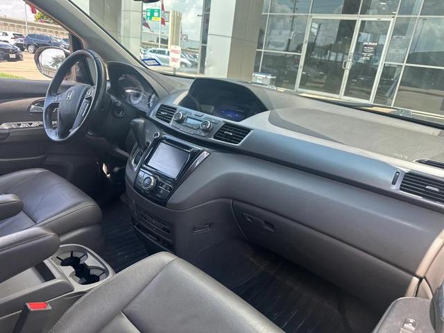 Photo of 2015 Alabaster Silver Metallic Honda Odyssey