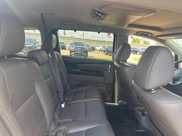 Photo of 2015 Alabaster Silver Metallic Honda Odyssey