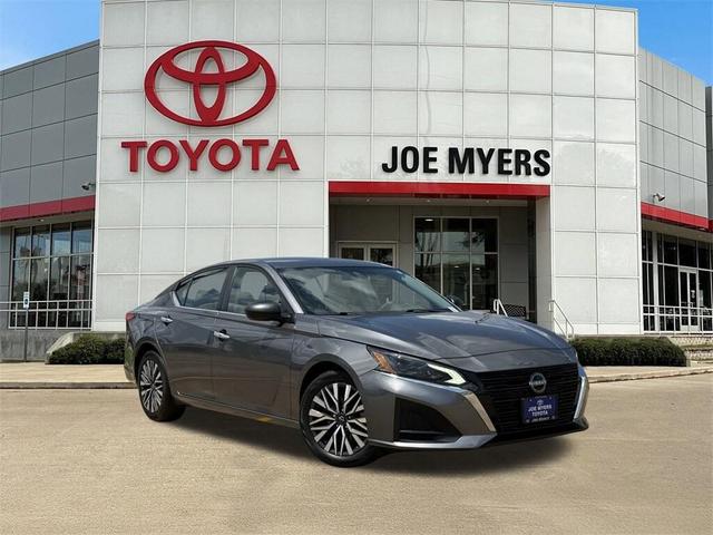 Photo of 2024 Gun Metallic Nissan Altima