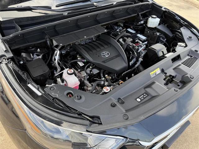 Photo of 2023 Midnight Black Metallic Toyota Highlander