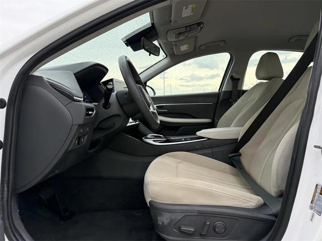 Photo of 2023 White Hyundai SONATA