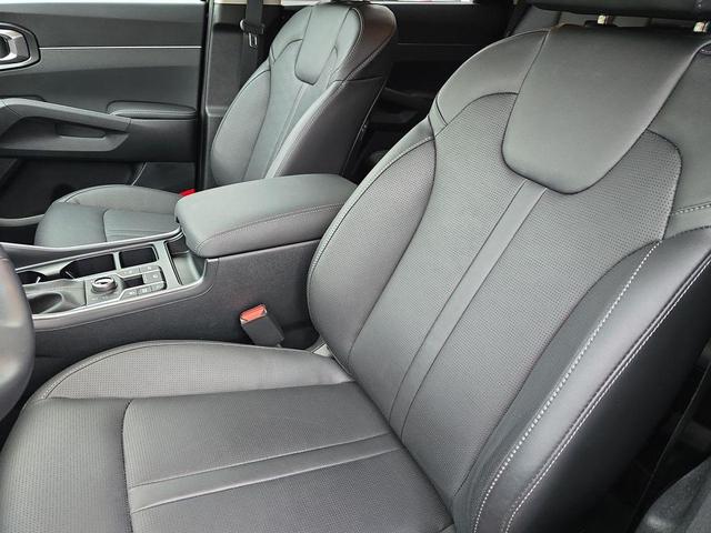 Photo of 2025 Ebony Black Kia Sorento