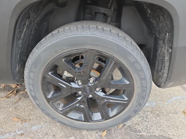 Photo of 2018 Granite Crystal Metallic Clearcoat Jeep Renegade