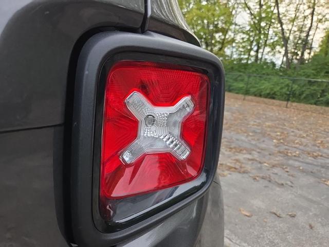 Photo of 2018 Granite Crystal Metallic Clearcoat Jeep Renegade