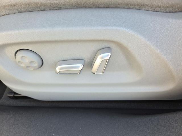 Photo of 2017 White Audi Q3