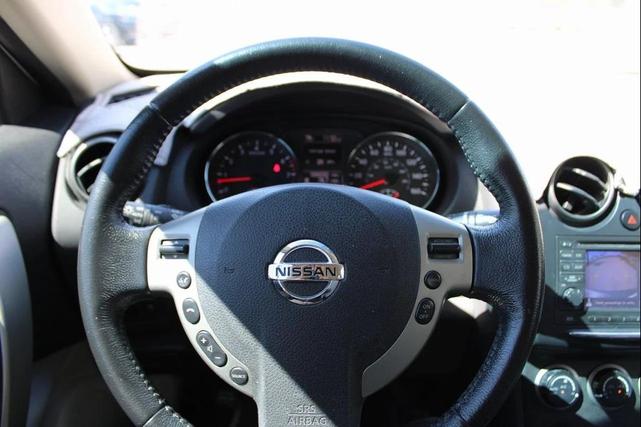 Photo of 2013 Pearl White Nissan Rogue