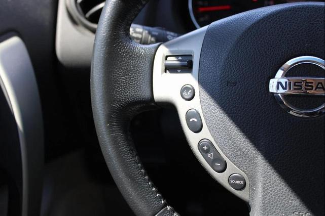 Photo of 2013 Pearl White Nissan Rogue
