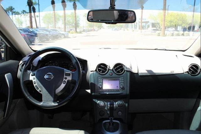 Photo of 2013 Pearl White Nissan Rogue