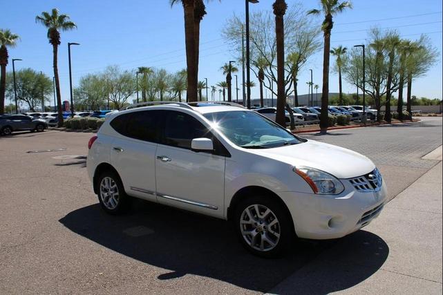 Photo of 2013 Pearl White Nissan Rogue