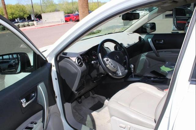 Photo of 2013 Pearl White Nissan Rogue