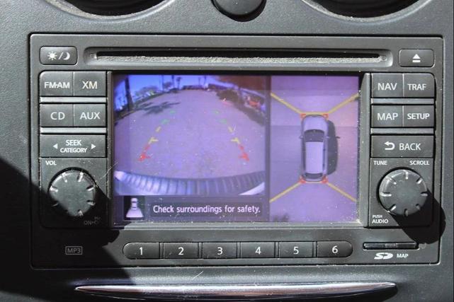 Photo of 2013 Pearl White Nissan Rogue