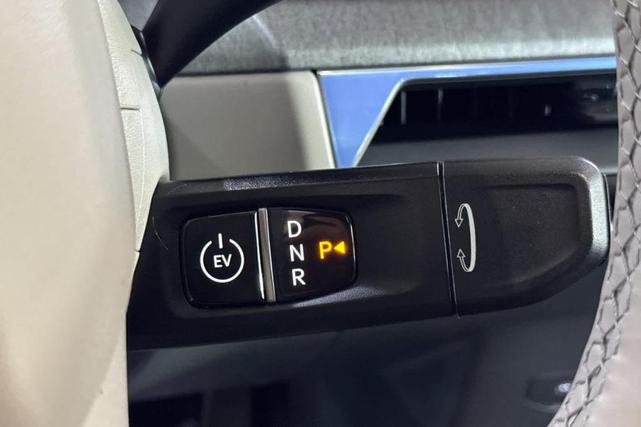 Photo of 2024 Ivory Silver Kia EV9