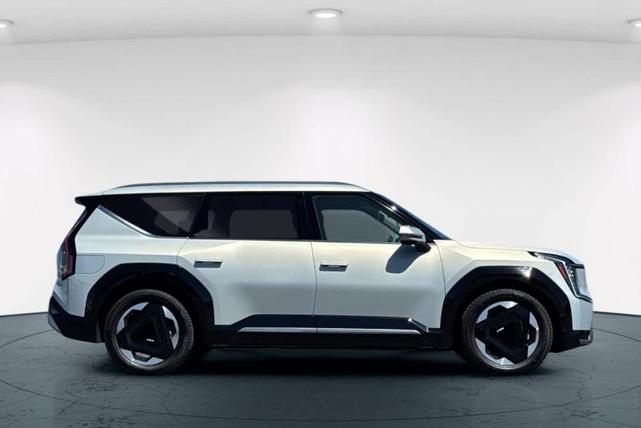 Photo of 2024 Ivory Silver Kia EV9