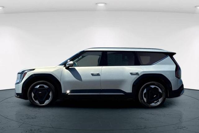 Photo of 2024 Ivory Silver Kia EV9