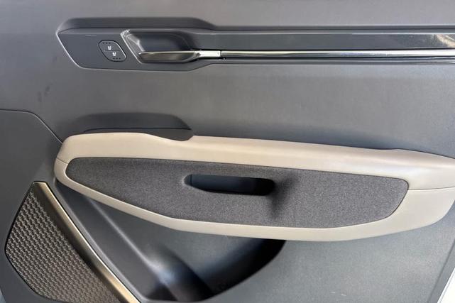 Photo of 2024 Ivory Silver Kia EV9