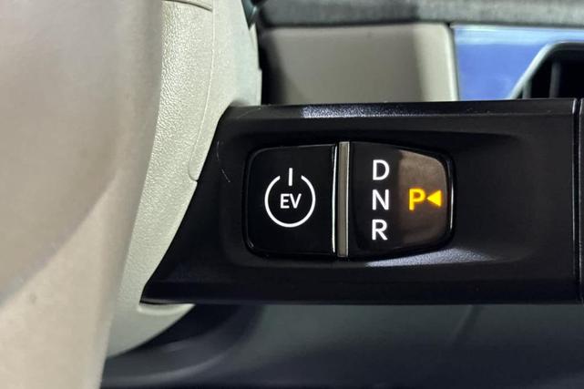Photo of 2024 Ivory Silver Kia EV9